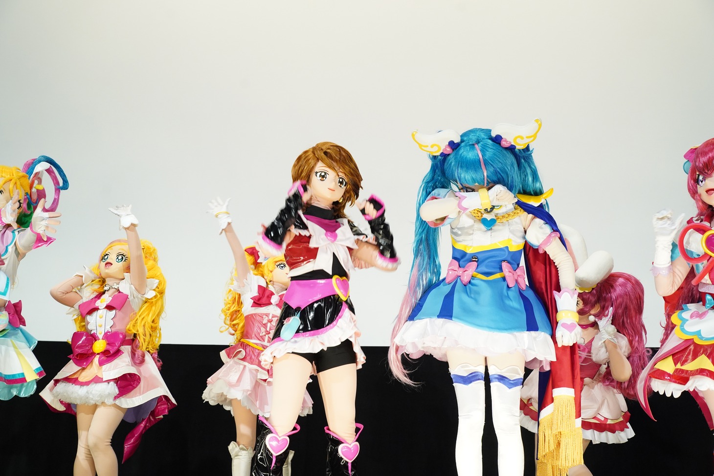 プリキュアへの大きな声援に涙するキュアスカイ。