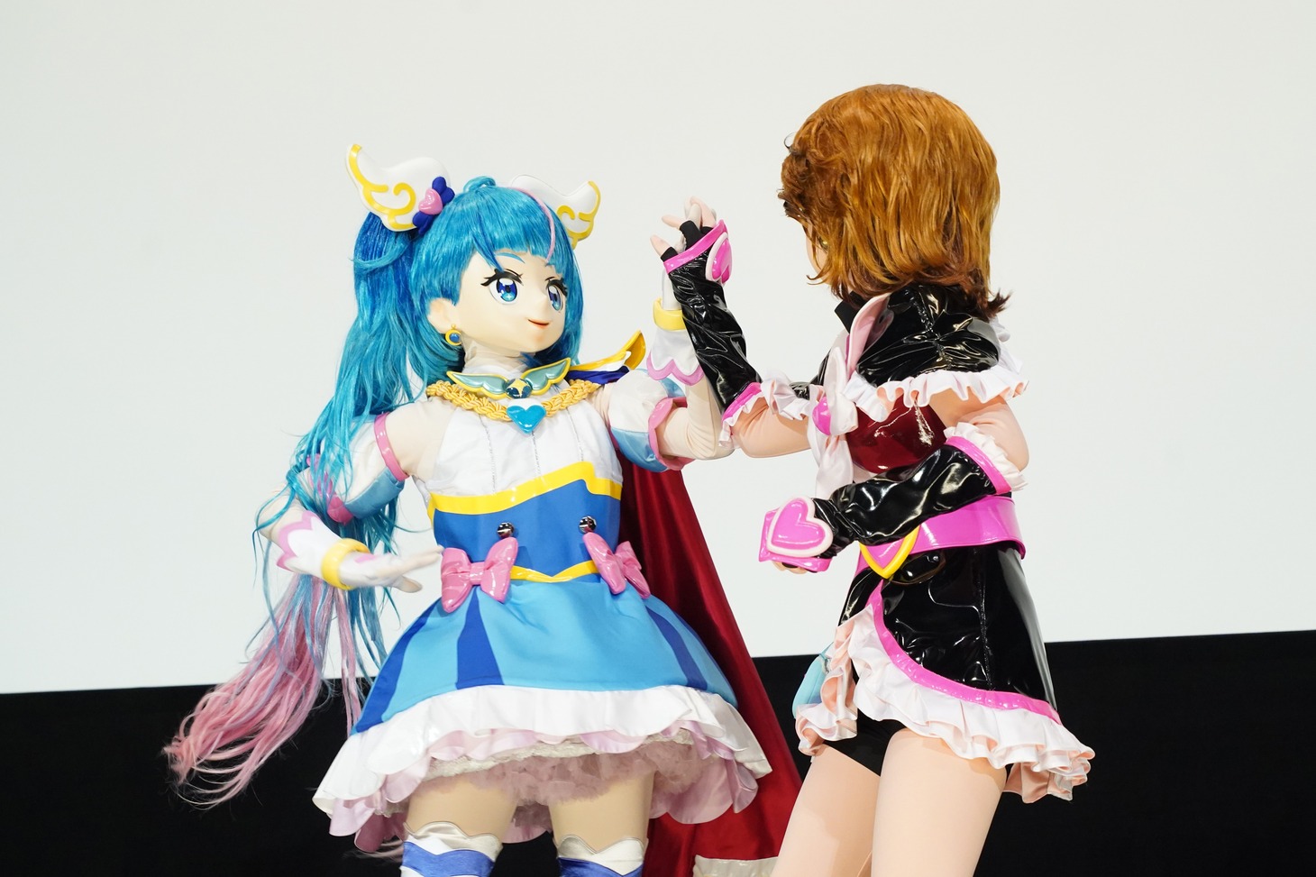 手をつなぐキュアブラックとキュアスカイ。