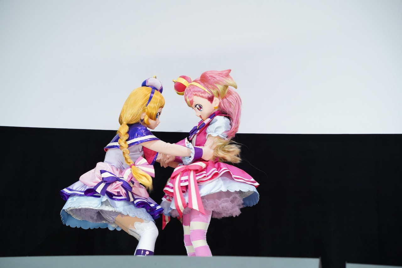 駆けまわるキュアワンダフルを止めるキュアフレンディ。 [画像