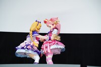 駆けまわるキュアワンダフルを止めるキュアフレンディ。