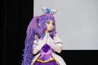 上品に拍手をするキュアマジェスティ。