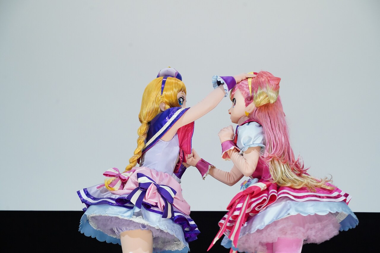 キュアワンダフルを撫でるキュアフレンディ。 - 「映画プリキュア