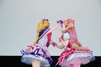 キュアワンダフルを撫でるキュアフレンディ。