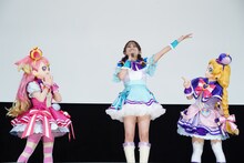 左からキュアワンダフル、吉武千颯、キュアフレンディ。