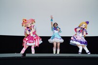 左からキュアワンダフル、吉武千颯、キュアフレンディ。