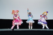 左からキュアワンダフル、吉武千颯、キュアフレンディ。