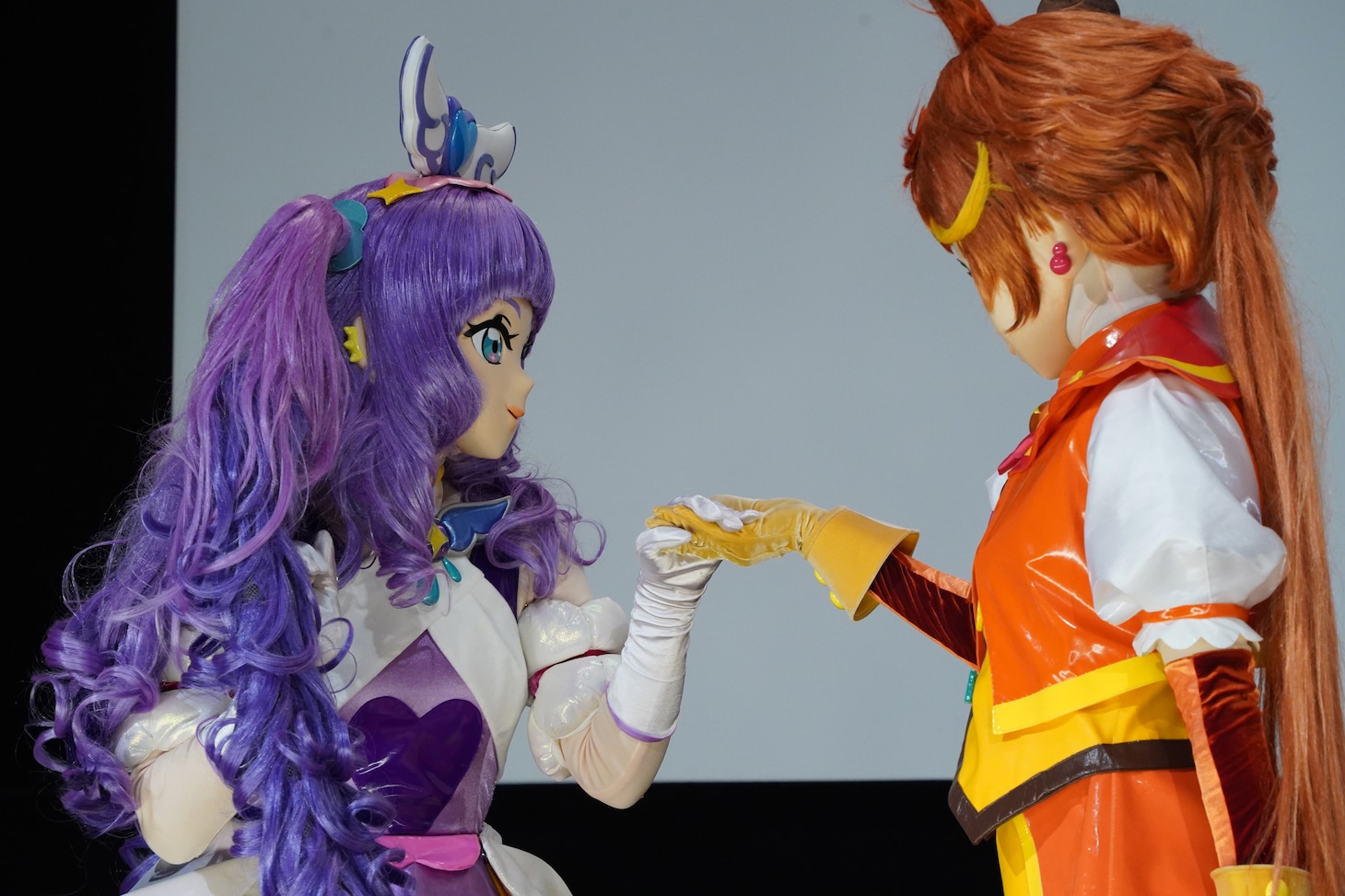 キュアウィングの手を取るキュアマジェスティ。