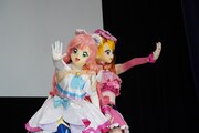みんなと心をつなぐキュアプリズムとキュアバタフライ。