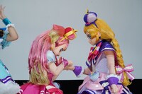 キュアワンダフルに“お手”をするキュアフレンディ。