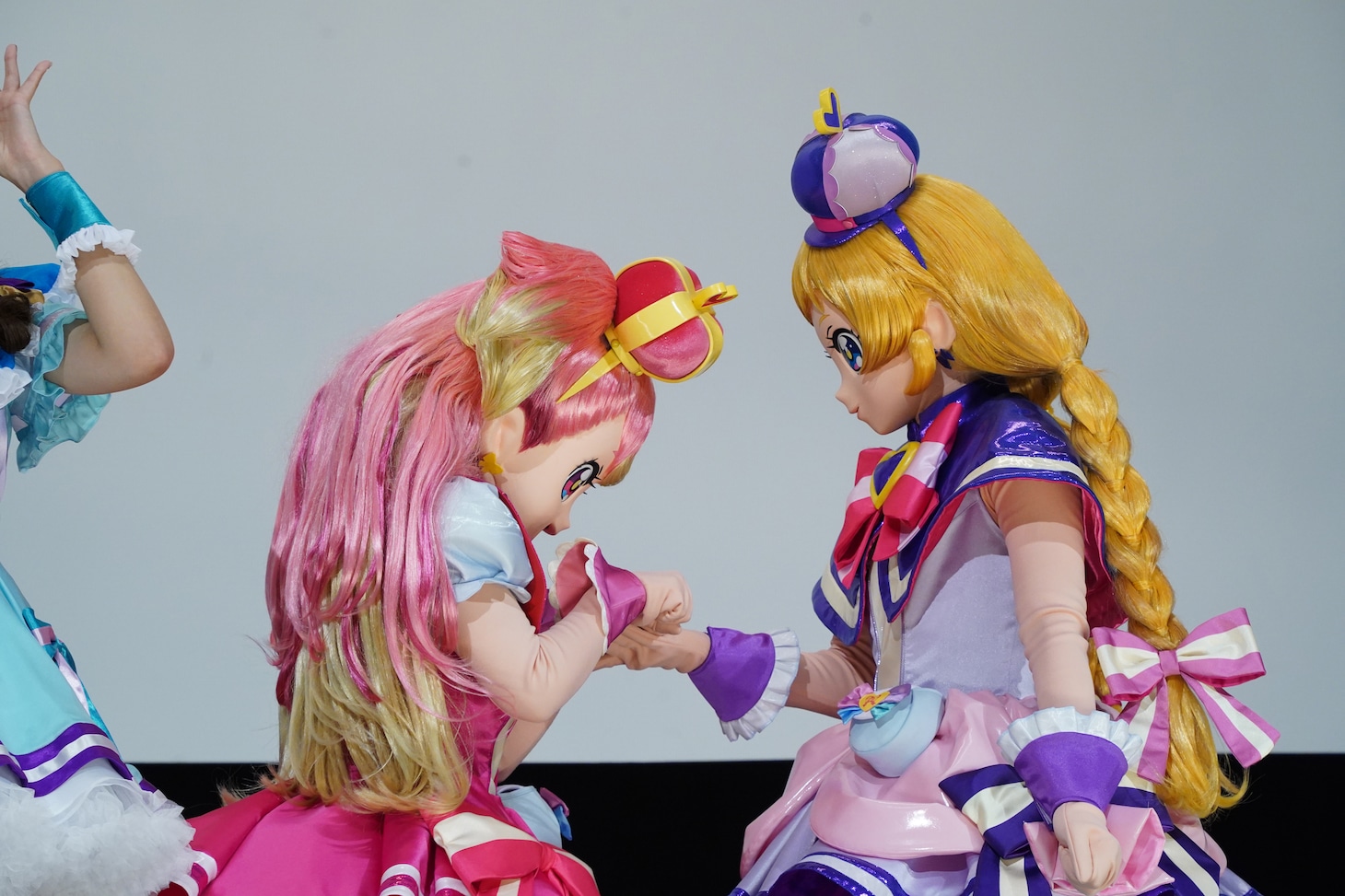 キュアワンダフルに“お手”をするキュアフレンディ。