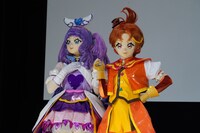 手をつなぐキュアマジェスティとキュアウィング。