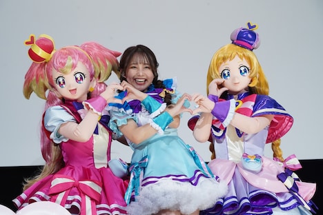 左からキュアワンダフル、吉武千颯、キュアフレンディ。