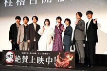 左から杉田智和、関智一、鈴村健一、花澤香菜、早見沙織、河西健吾、小西克幸、櫻井孝宏。