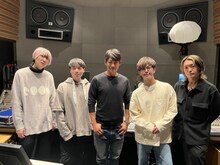 反町隆史（中央）とBLUE ENCOUNT。