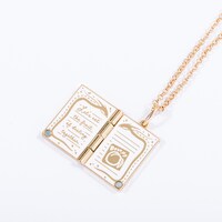 「運命日記 モデル ネックレス」