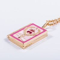 「運命日記 モデル ネックレス」