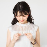 「運命日記 モデル ネックレス」