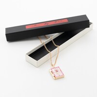 「運命日記 モデル ネックレス」