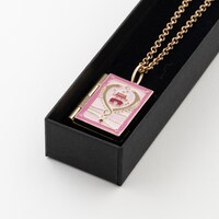 「運命日記 モデル ネックレス」