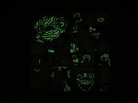 暗闇で光る蓄光プリントの「Gallon」。