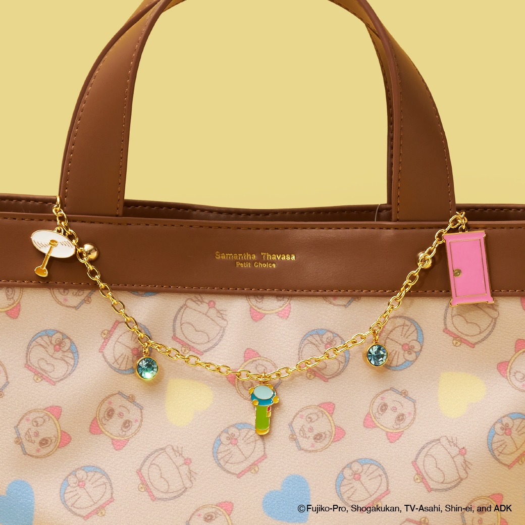 Samantha Thavasa Petit Choice「ドラえもん」コレクションのレーンバッグチャームの使用イメージ。