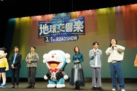 左から今井一暁監督、石丸幹二、ドラえもん、芳根京子、加賀翔、賀屋壮也。