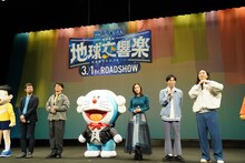 左から今井一暁監督、石丸幹二、ドラえもん、芳根京子、加賀翔、賀屋壮也。