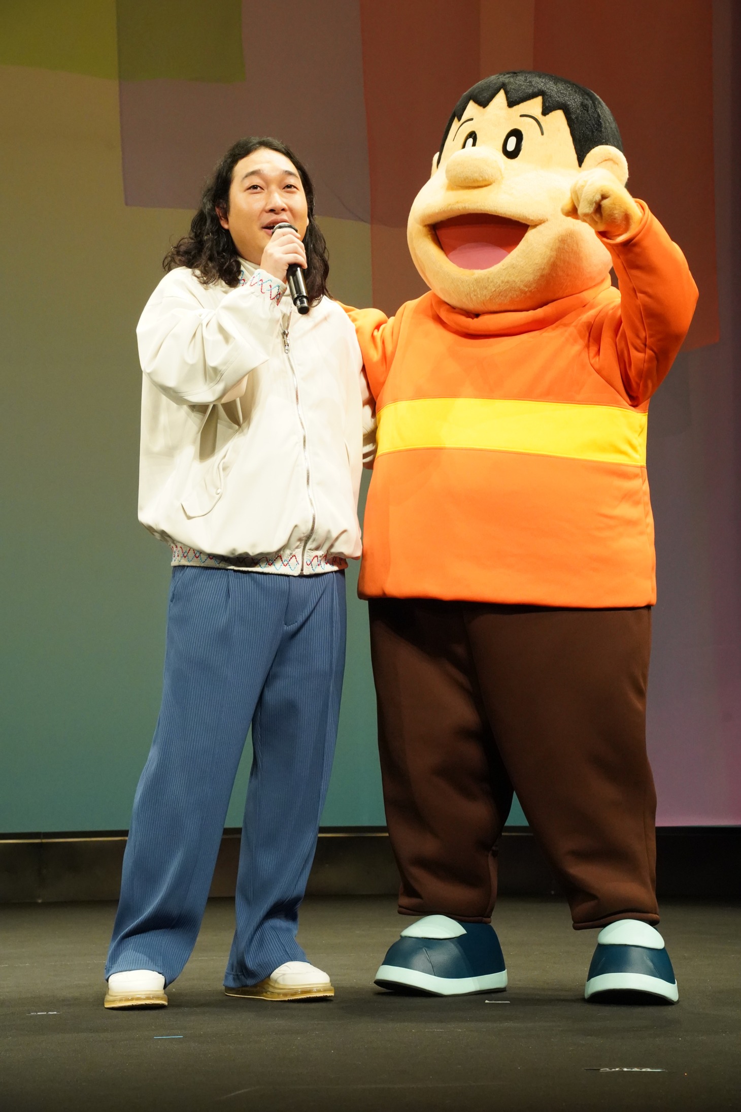 賀屋壮也（かが屋）とジャイアン。肩を組みデュオ結成を喜ぶ様子。