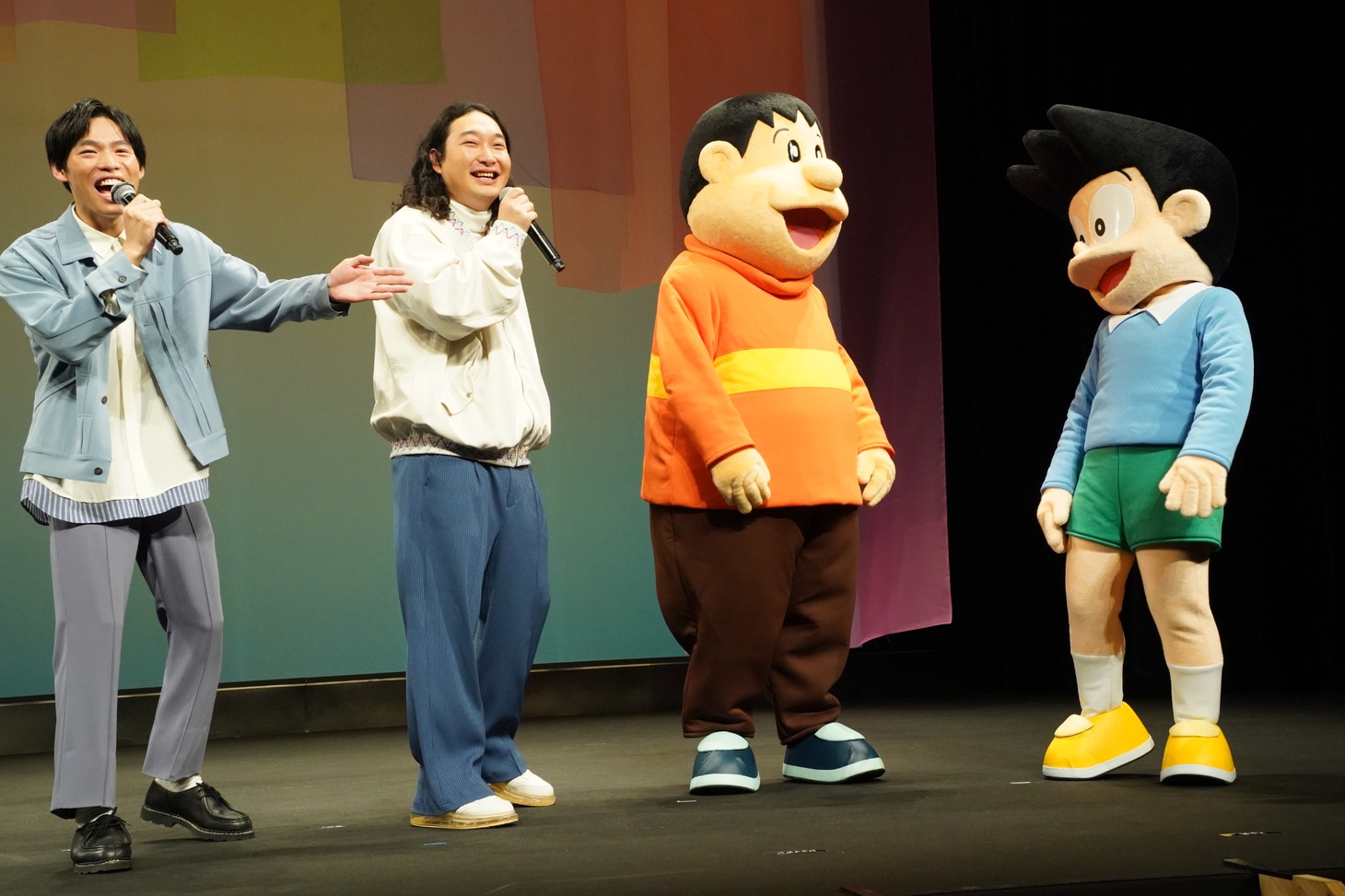 左から加賀翔（かが屋）、賀屋壮也（かが屋）、ジャイアン、スネ夫。