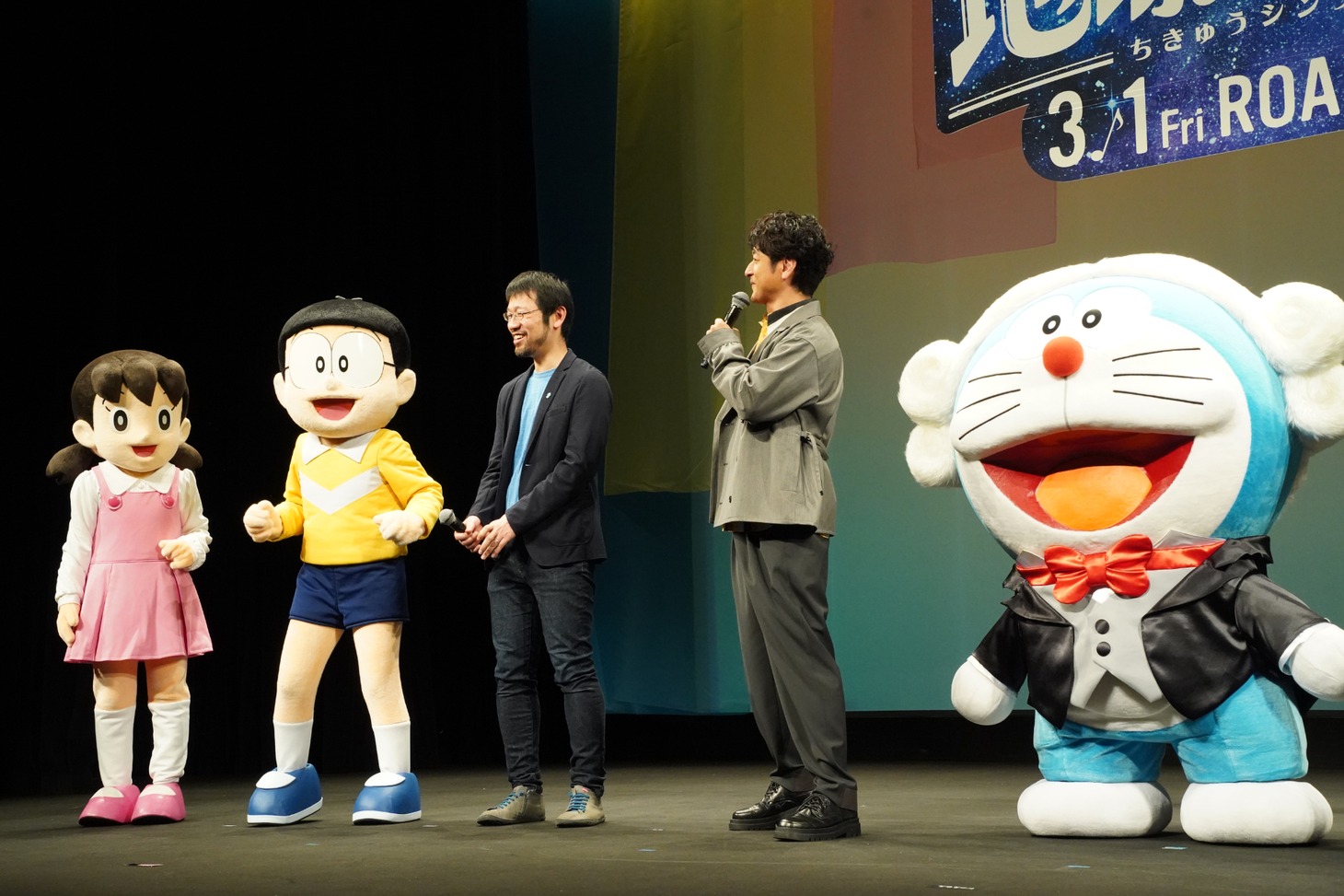 左からしずか、のび太、今井一暁監督、石丸幹二、ドラえもん。