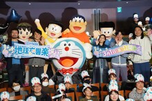 フォトセッションの様子。左から今井一暁監督、石丸幹二、芳根京子、加賀翔、賀屋壮也。