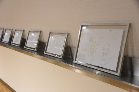 会場のロビーにはアニメの原画や、スタンディも展示された。
