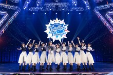 左から結那（ウィーン・マルガレーテ役）、大熊和奏（若菜四季役）、鈴原希実（桜小路きな子役）、ペイトン尚未（平安名すみれ役）、Liyuu（唐可可役）、伊達さゆり（澁谷かのん役）、岬なこ（嵐 千砂都役）、青山なぎさ（葉月恋役）、薮島朱音（米女メイ役）、絵森彩（鬼塚夏美役）、坂倉花（鬼塚冬毬役）。