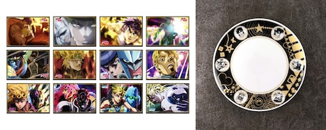 「JOJO's Quiz & Adventure」の参加者全員特典のポスター（左）と全コースクリア特典のプレート（右）。