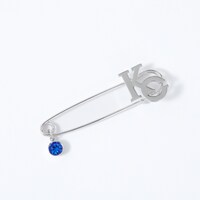 海馬瀬人モデルのストールピン。「KAIBA CORPORATION」ののKCマークと青眼の白龍をイメージしたストーンをデザインに取り入れた。