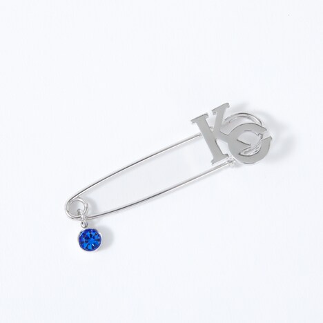 海馬瀬人モデルのストールピン。「KAIBA CORPORATION」ののKCマークと青眼の白龍をイメージしたストーンをデザインに取り入れた。