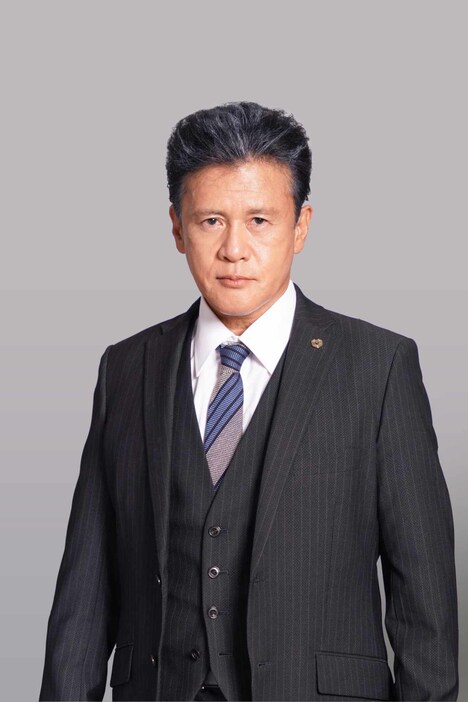 橋本じゅん扮する岡本龍肝。