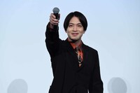 観客に向かって、これから行われる最速上映への意気込みを聞く石川界人。