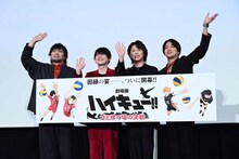 ムービーカメラに向かって手を振る中村悠一、梶裕貴、村瀬歩、石川界人。