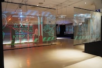 「PSYCHO-PASS サイコパス 10周年記念展覧会 CHROMESTHESIA SCOPE」の様子。