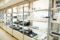 「PSYCHO-PASS サイコパス 10周年記念展覧会 CHROMESTHESIA SCOPE」物販スペースの様子。