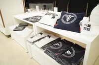 「PSYCHO-PASS サイコパス 10周年記念展覧会 CHROMESTHESIA SCOPE」物販スペースの様子。