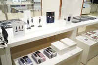 「PSYCHO-PASS サイコパス 10周年記念展覧会 CHROMESTHESIA SCOPE」物販スペースの様子。