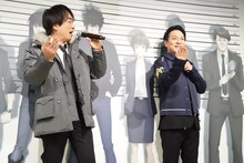 蝋人形のようにポーズを決める関智一（左）と野島健児（右）。