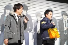 関智一（左）と、バッグを持ちポーズを決める野島健児（右）。