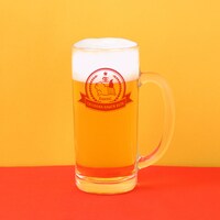 オリジナルジョッキで提供する生ビール。