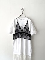 「『野崎ふみこ×RBTXCO』レースビスチェ」のブラックと「『野崎ふみこ×RBTXCO』Tシャツ切替ワンピース」のホワイト。