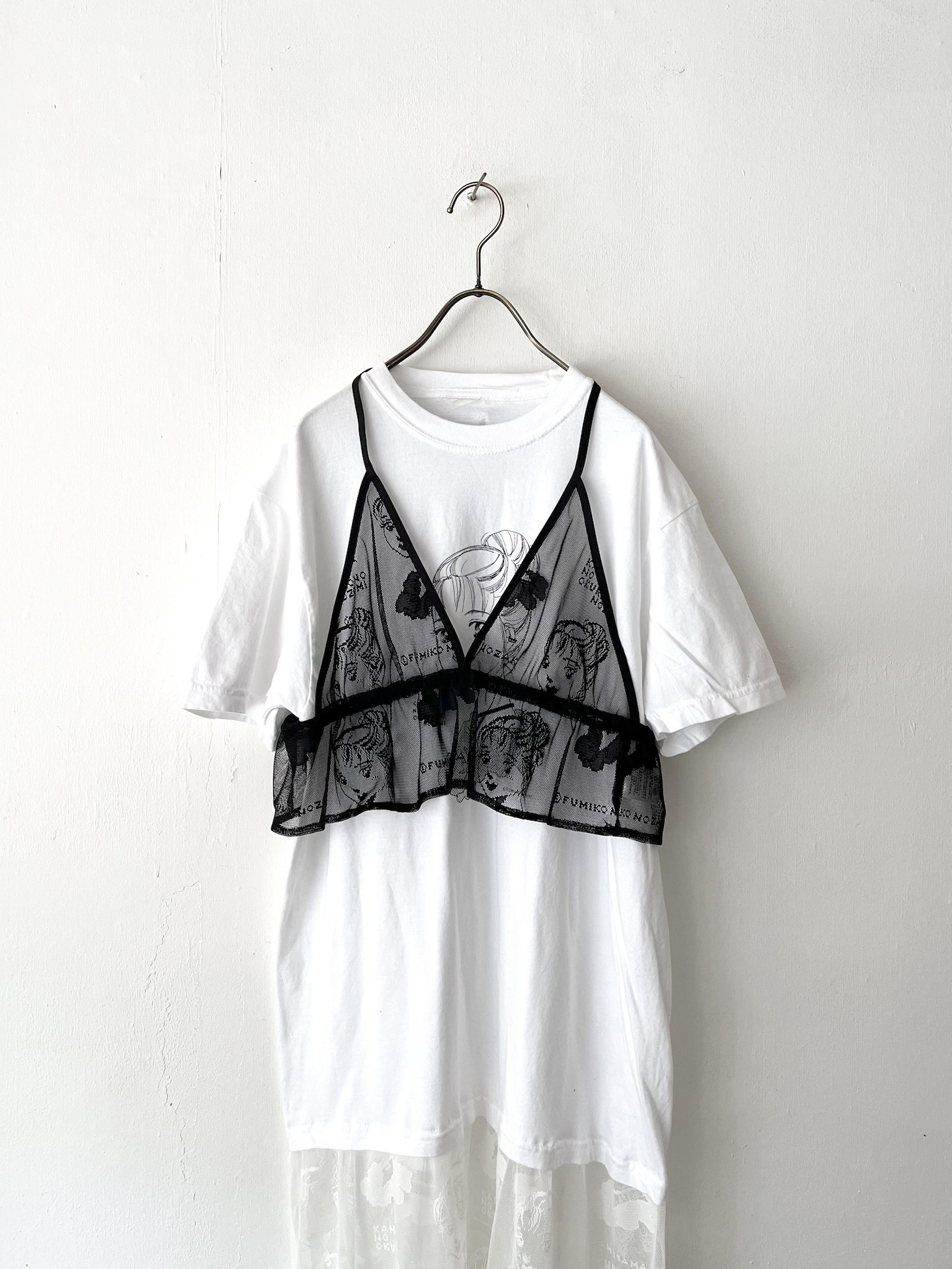「『野崎ふみこ×RBTXCO』レースビスチェ」のブラックと「『野崎ふみこ×RBTXCO』Tシャツ切替ワンピース」のホワイト。