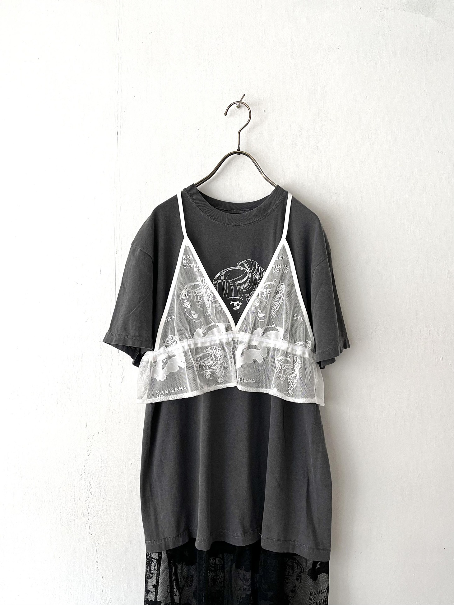 「『野崎ふみこ×RBTXCO』レースビスチェ」のホワイトと「『野崎ふみこ×RBTXCO』Tシャツ切替ワンピース」のブラック。