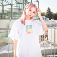 「彼氏彼女の事情 Tシャツ＆ステッカーセット 芝姫つばさ」の着用イメージ。
